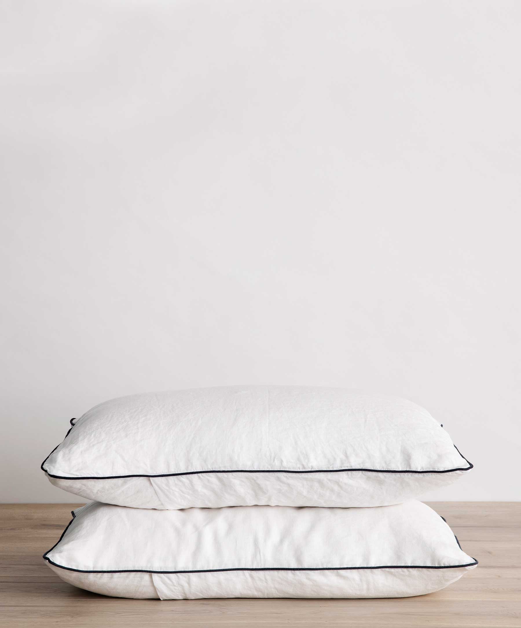 Piped Linen Pillowcases White Navy CULTIVER USA