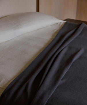 files/CULTIVER-Wool-Blanket-Slate-02.jpg