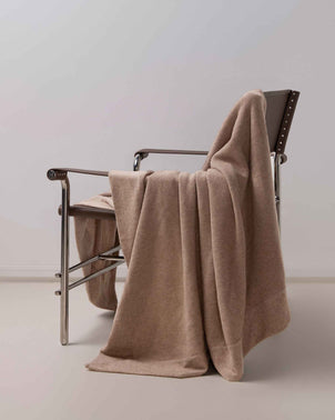files/Cashmere-Throw-Alba-02_b779b640-620b-40e4-a02b-6a79b4cf1554.jpg