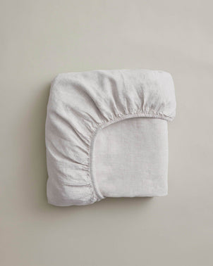 Smoke gray linen fitted sheet from CULTIVER, showcasing a neatly fitted bed sheet with smooth texture and clean edges.
