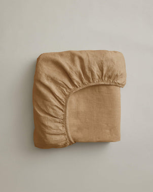 Sand-colored linen fitted sheet from CULTIVER, soft and breathable bed linen for a comfortable sleep.
