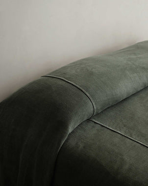 files/HeavyweightBedcoverPineOnBedDetail.jpg