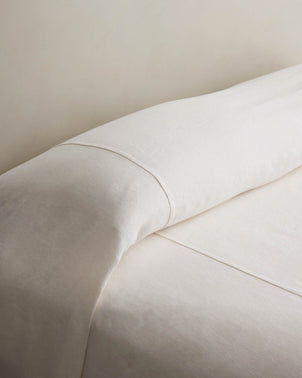 files/HeavyweightLinenBedcoverIvoryOnBedDetail2.jpg