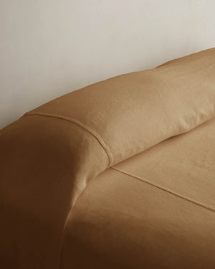 files/HeavyweightLinenBedcoverSANDOnBedDetail.jpg