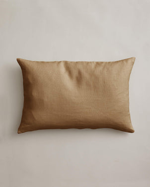 Rectangular cushion cover in heavyweight linen fabric with a sand color, designed by CULTIVER for a stylish, textured look.