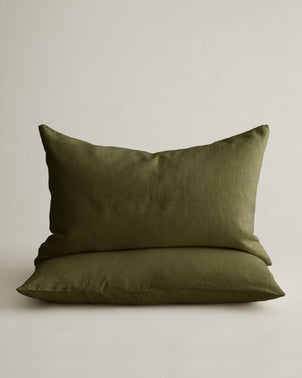 Set of 2 CULTIVER linen pillowcases with forest green color, soft fabric, and natural texture, perfect for bed linen decor.