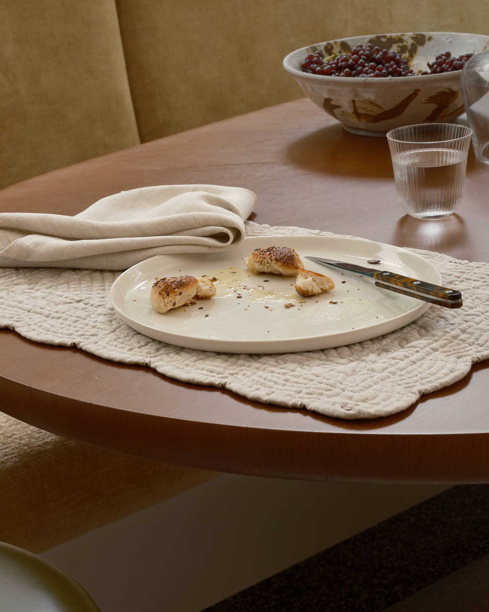 Natural scalloped linen placemats by CULTIVER, showcasing their textured fabric and elegant edge design for stylish table settings.