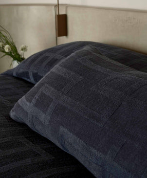 files/Rolfes_Bedcover_Cushion_Bed_Closeup_Navy_02.jpg