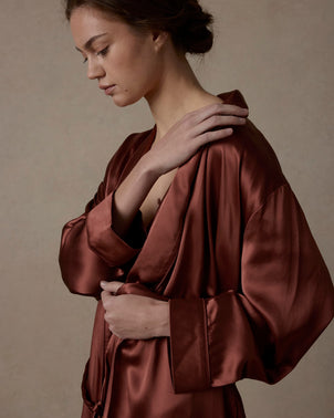 files/Silk-Robe-Cinnabar-04_9df74433-18e5-4d59-9fb0-fe17f0d0f50c.jpg