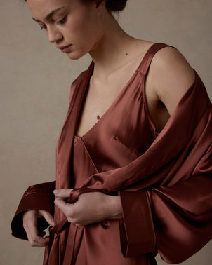 files/Silk-Robe-Cinnabar-05_9141b473-87dd-41da-8090-c03257b9c69c.jpg