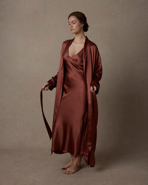 files/Silk-Robe-Cinnabar-07_5710888b-92cc-4a77-afc5-c49b28426249.jpg