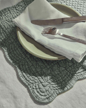 files/scalloped-placemat_c156507a-970b-414c-b388-3120f4faf84f.jpg